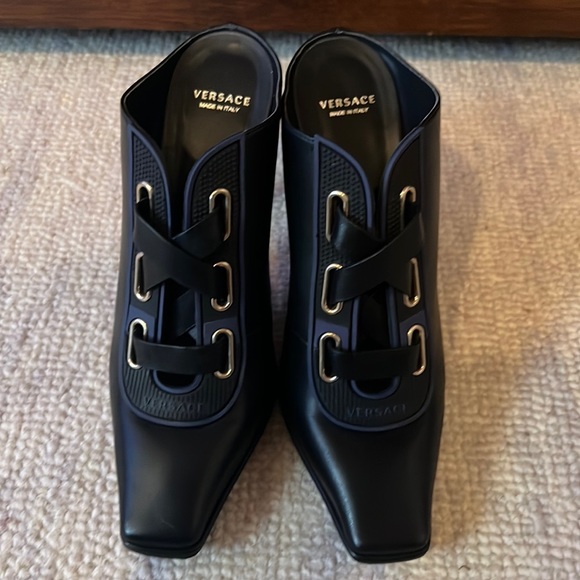 Versace 2017 Fall Runaway Collection - Black Pumps - Picture 1 of 6